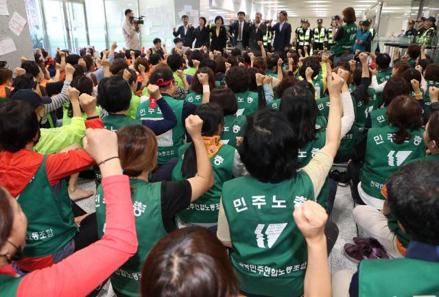 톨게이트 요금 수납원 250여명이 지난달 19일 경북 김천시 한국도로공사 본사에서 현장을 찾은 심상정 정의당 대표와 함께 직접 고용을 촉구하는 구호를 외치고 있다. /연합뉴스