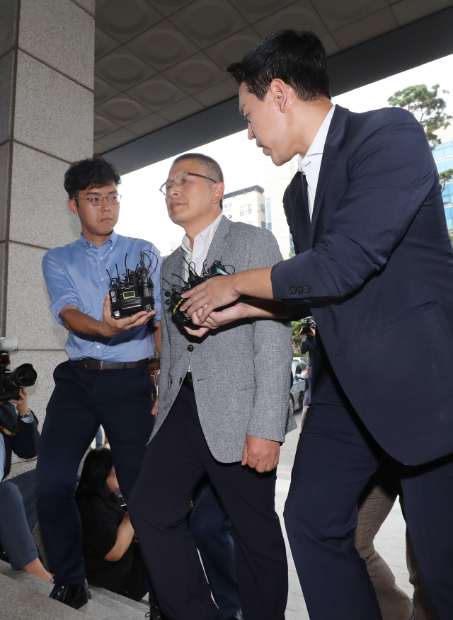 자유한국당 황교안 대표가 패스트트랙 충돌 사건 관련 조사를 받기 위해 1일 오후 서울 양천구 남부지검에 출석하고 있다. /연합뉴스