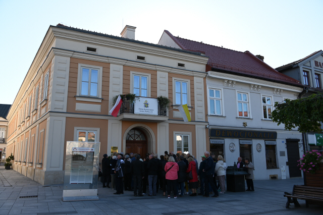 폴란드 바도비체에 위치한 교황 요한 바오로 2세의 생가로 현재는 요한 바오로 2세를 기념하는 박물관으로 사용되고 있다. 각국에서 몰려든 관광객들이 줄을 서서 입장을 기다리고 있다.