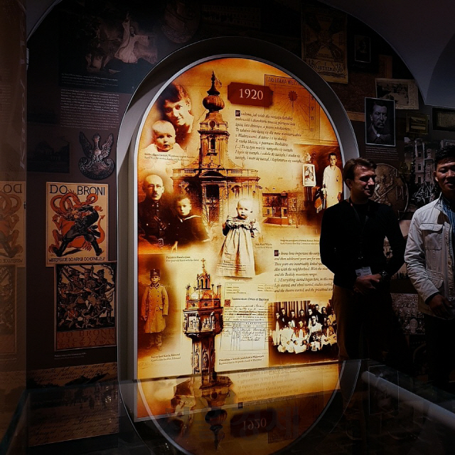 교황 요한 바오로 2세 박물관 내부. 탄생부터, 성장기, 교황 재임 시절의 모습을 비롯해 그의 유품·기록물들이 전시돼 있다.