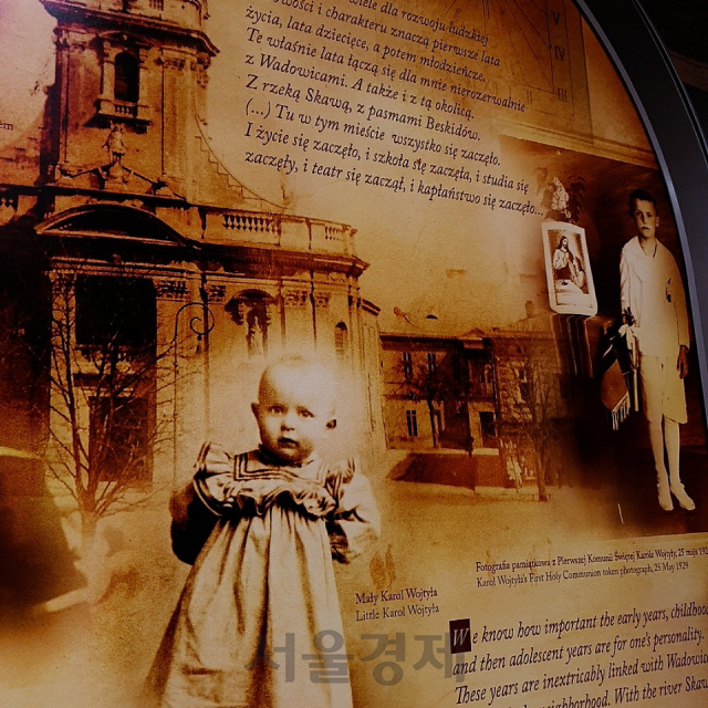 교황 요한 바오로 2세 박물관에 전시된 어린 시절 사진들. 오른쪽 위의 모습은 그가 9세에 첫 영성체를 한 후 찍은 것으로 세례를 준비하던 어머니가 갑작스럽게 세상을 떠난 슬픔이 그의 눈에 고스란히 담겨 있다.