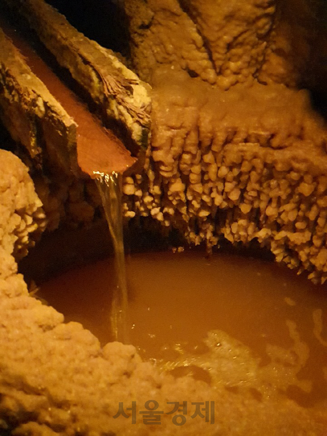 소금광산 내부. 안쪽에 있는 암염 호수에서 나온 소금물이 흐르고 있다.