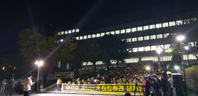 19일 오후 서울 관악구 서울대학교에서 열린 ‘제4차 조국 STOP 서울대인 촛불집회’에 참가자들이 조국 법무부 장관의 사퇴를 촉구하고 있다. /한동훈기자