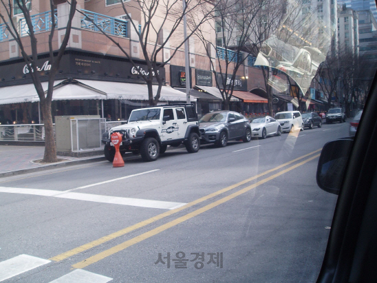 서울 강남지역의 식당가 도로에 차량들이 발레파킹을 통해 불법주차돼 있다./사진제공=서울시