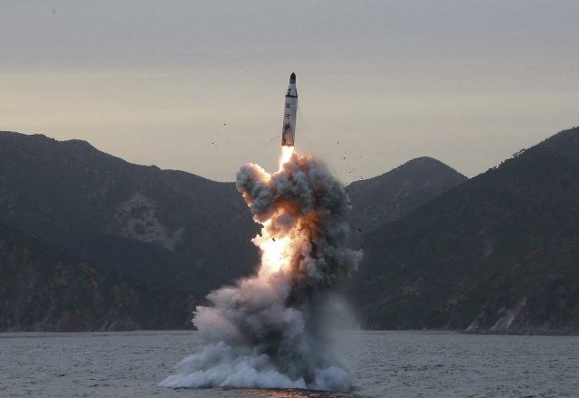 북한이 지난 2016년 4월 공개한 잠수함발사탄도미사일 발사 장면./연합뉴스