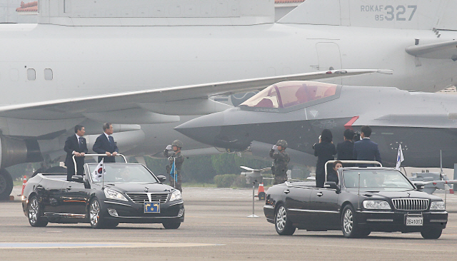 문재인 대통령이 1일 대구 공군기지에서 열린 국군의 날 행사에서 스텔스 전투기인 F-35A를 사열하고 있다./대구=연합뉴스