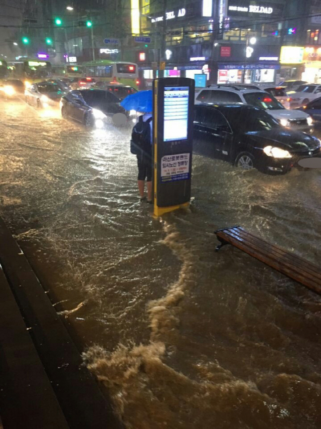 태풍 ‘미탁’의 영향으로 2일 경남에 많은 비가 쏟아지는 가운데 창원시 마산합포구 해운동 마산댓거리 일원 도로가 침수돼 있다./연합뉴스