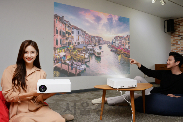LG전자 모델들이 ‘LG 시네빔 4K’ 프로젝터를 소개하고 있다. /사진제공=LG전자