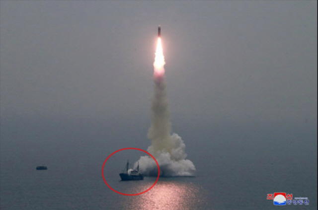 지난 2일 북한이 발사한 SLBM 바로 옆에 선박(붉은 원)이 떠 있는 모습이 보인다. 수중발사대가 설치된 바지선을 끌고온 견인선으로 추정된다./연합뉴스