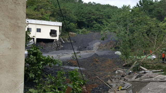 3일 오전 9시 5분께 부산 사하구 구평동의 한 야산에서 토사가 무너져내려 인근 주택과 식당을 덮쳤다./사진제공=부산경찰청