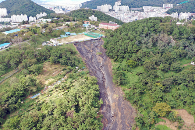 태풍 미탁이 한반도를 관통한 3일 부산 사하구 산사태 사고현장. 산사태로 토사가 인근 주택과 식당, 공장 건물 3곳을 덮쳐 주민 4명이 매몰된 것으로 추정된다. /연합뉴스