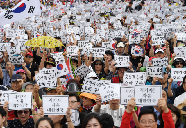 3일 오후 서울 광화문 일대에서 자유한국당 및 보수단체들이 개최한 ‘조국 반대 규탄대회’ 참석자들이 피켓을 들고 정부를 규탄하고 있다. /성형주기자