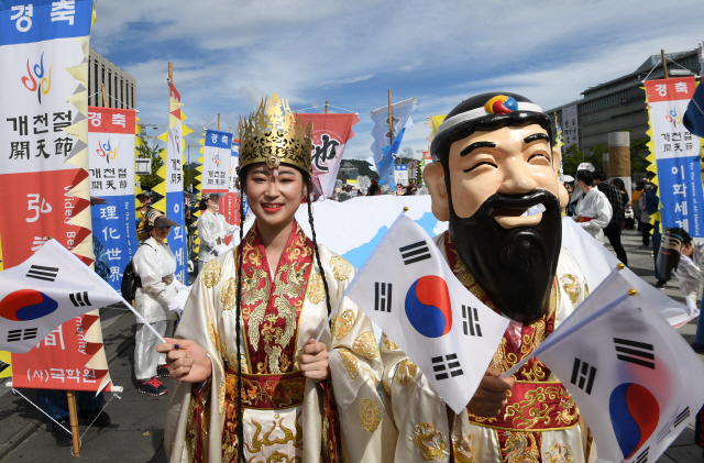 개천절인 3일 사단법인 국학원 회원들이 서울 광화문광장에서 보신각까지 거리퍼레이드를 하고 있다./성형주기자 2019.10.03