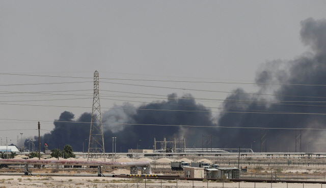 지난달 14일(현지시간) 드론 공격을 받은 사우디아라비아 아브카이크 석유단지에서 검은 연기가 치솟고 있다. /아브카이크=로이터연합뉴스
