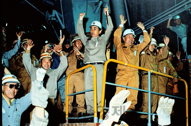1973년 6월 9일 포항제철소 1고로에서 첫 쇳물이 나오자 고(故) 박태준 포스코 명예회장(가운데)과 직원들이 만세를 외치고 있다./사진제공=포스코