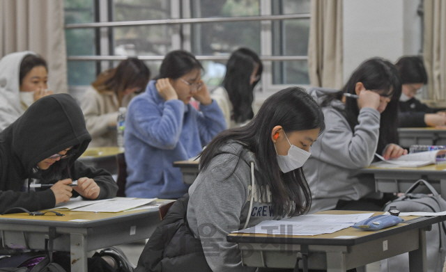 2019학년도 대학수학능력시험일인 지난해 11월15일 오전 서울 강남구 개포고등학교에서 수험생들이 시험 준비를 하고 있다./송은석기자