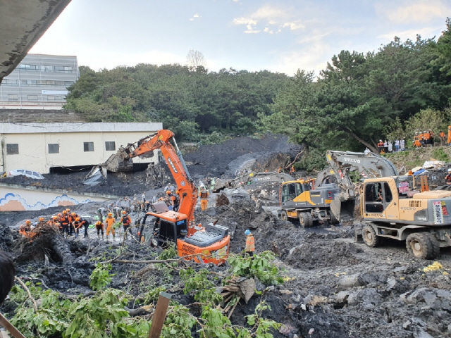 3일 오전 9시 5분께 부산 사하구 구평동의 한 야산에서 토사가 무너져내려 인근 주택과 식당을 덮쳤다./사진제공=부산경찰청