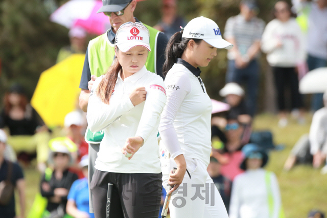 최혜진(왼쪽)과 고진영이 8번홀 그린에서 퍼트를 준비하고 있다. /사진제공=하나금융그룹