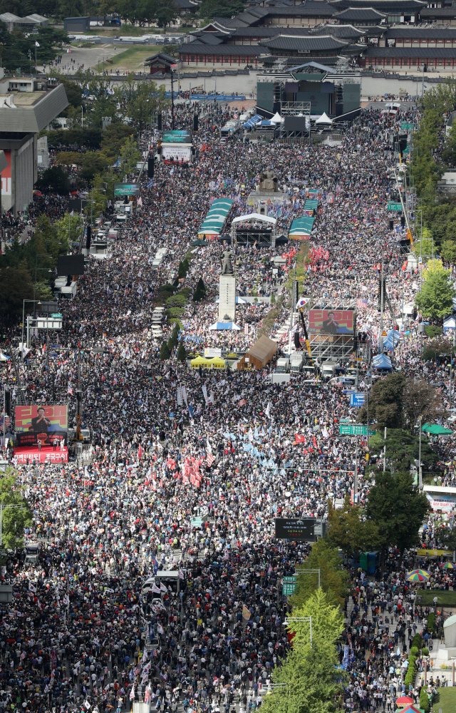 조국 법무부 장관의 사퇴를 촉구하는 자유한국당과 보수단체들이 3일 오후 서울 광화문광장에 집결해 문재인 정부를 규탄하고 있다.      /성형주기자