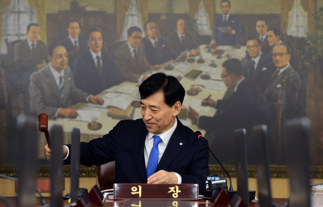 이주열 한국은행 총재가 지난 7월18일 서울 중구 한은에서 금융통화위원회를 주재하고 있다. 한은은 이날 기준금리를 1.75%에서 1.50%로 0.25%포인트 인하했다. /이호재기자