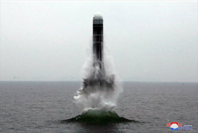 북한 조선중앙통신이 지난 2일 공개한 신형 잠수함발사탄도미사일(SLBM) ‘북극성-3형’ 시험발사 모습 /연합뉴스