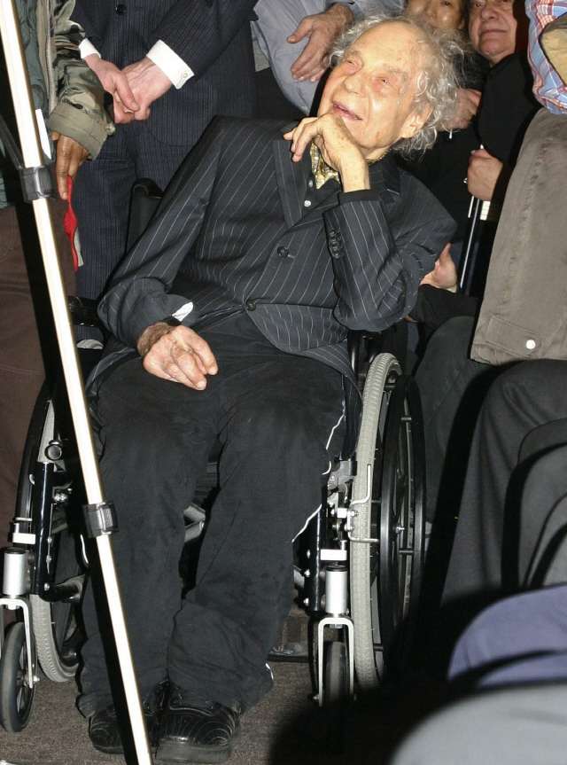 휠체어를 타고 백남준의 장례식을 방문한 전설적 현대무용가 머스 커닝햄. /사진제공=윤정미