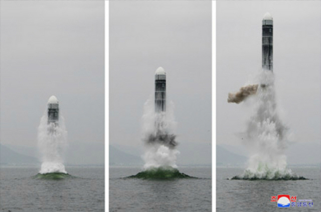 북한 조선중앙통신이 3일 공개한 신형 잠수함발사탄도미사일 북극성-3형 시험발사 모습 /연합뉴스