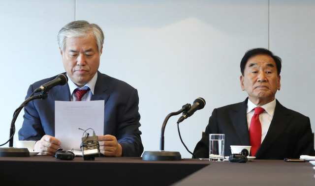 1일 서울 중구 한국프레스센터에서 열린 ‘문재인 하야 범국민투쟁본부 기자회견’에 전광훈 총괄대표(왼쪽. 목사)와 이재오 총괄본부장(전 특임장관)이 참석하고 있다. /연합뉴스