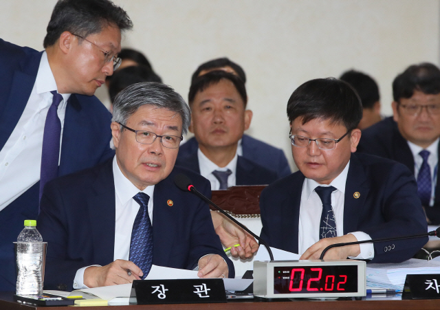 이재갑 고용노동부 장관이 4일 세종시 정부세종청사 고용노동부에서 열린 국회 환경노동위원회 국정감사에서 질의에 답변하고 있다.  /세종=연합뉴스