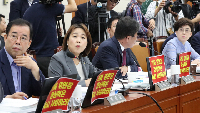 자유한국당 의원들이 4일 국회에서 열린 과학기술정보방송통신위원회 방송통신위원회 국정감사에서 자유한국당 의원들이 노트북에 방통위원장 사퇴 요구 손팻말을 붙이고 참석해 있다./연합뉴스