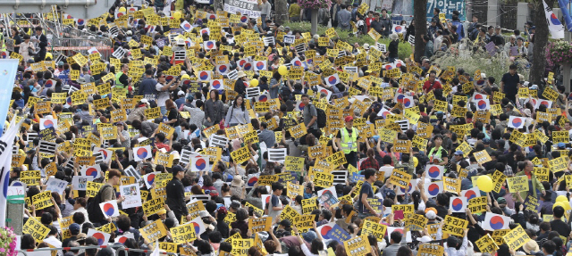 5일 오후 서울 서초구 서울중앙지검 앞에서 검찰개혁 촛불 문화제 참가자들이 사전집회를 하고 있다. /연합뉴스