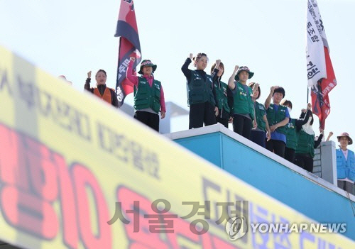 지난달 13일 오전 경기도 성남시 서울톨게이트에서 직접 고용을 요구하며 고공농성 중인 톨게이트 요금 수납원들이 구호를 외치고 있다. /연합뉴스