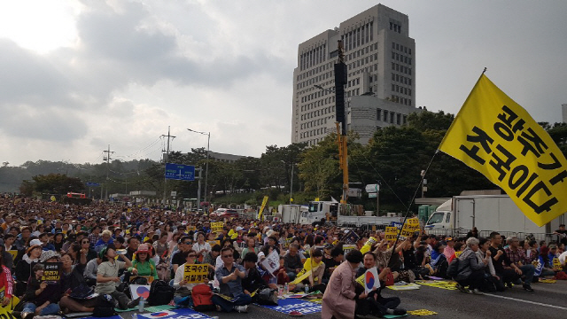 사법적폐청산 범국민시민연대가 5일 서울 서초역 사거리 일대에서 주최한 ‘제8차 검찰개혁 촛불문화제’에 참가하기 위해 지역에서 상경한 시민들이 사전 집회를 열고 있다.