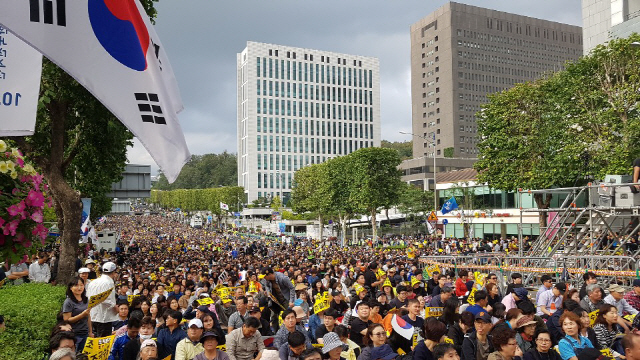 사법적폐청산 범국민시민연대가 5일 서울 서초역 사거리 일대에서 주최한 ‘제8차 검찰개혁 촛불문화제’에 참가한 시민들이 사전 집회를 열고 있다.