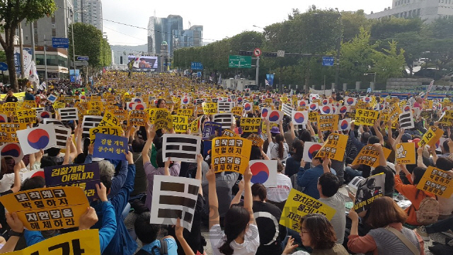 ‘제8차 사법적폐 청산을 위한 검찰개혁 촛불문화제’ 참가자들이 5일 서울 서초역 사거리에서 피켓을 들고 있다. /이희조기자
