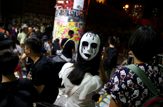 한로윈용 가면을 쓴 홍콩 반정부 시위대의 모습. /로이터-연합뉴스