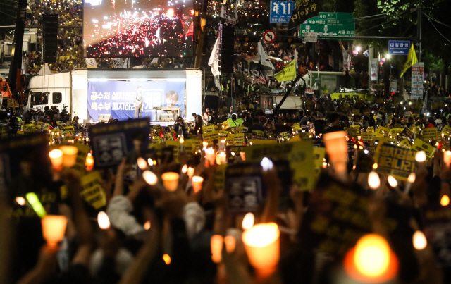 9월 28일 오후 서울 서초구 서초동 중앙지검 앞에서 열린 검찰 개혁 촛불 문화제에서 참석자들이 구호를 외치고 있다. /연합뉴스