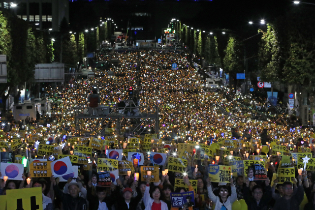 5일 서울 서초역 사거리에서 열린 ‘제8차 검찰개혁 촛불 문화제’에서 참석자들이 휴대전화 플래시를 비추는 퍼포먼스를 하고 있다. /연합뉴스