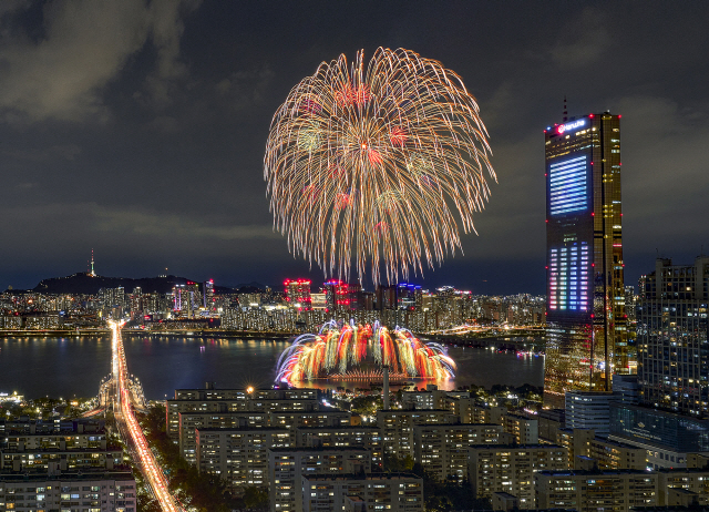 지난 5일 서울 여의도 63빌딩 앞과 이촌지구 한강공원 일대에서 진행된 ‘한화와 함께하는 서울세계불꽃축제 2019’에서 스웨덴팀이 불꽃을 연출하고 있다. /사진제공=한화