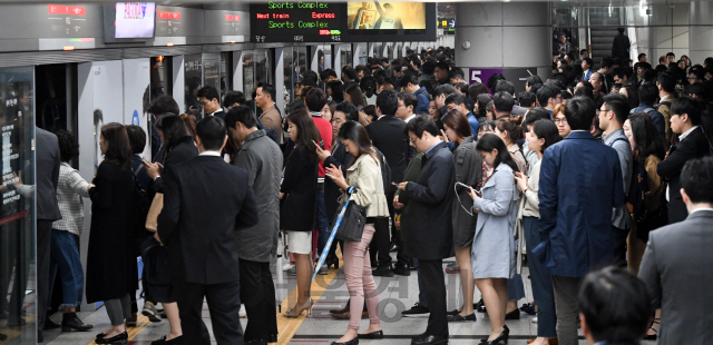 서울 지하철 9호선 여의도역이 퇴근길에 많은 시민들로 붐비고 있다.  /서울경제DB
