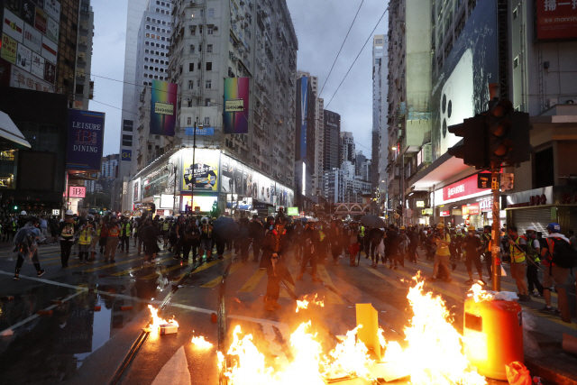 홍콩 시위대가 6일 거리에 바리케이드를 쌓고 불을 지르며 정부의 ‘복면금지법’에 반발하고 있다.   /홍콩=AP연합뉴스