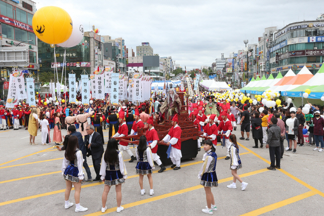 제34회 동해무릉제 마지막 날인 6일 강원도 동해시 천곡동 로터리 일원에서 ‘신과 함께 시즌 2’라는 주제로 무릉제와 수륙재를 콜라보한 시민 대화합 거리 퍼레이드가 펼쳐지고 있다.  /동해=연합뉴스