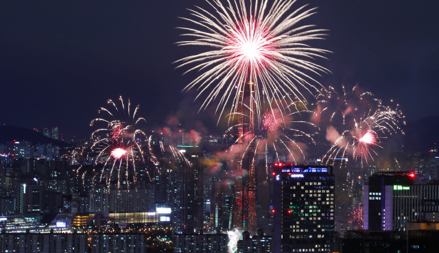 2019 서울세계불꽃축제가 열린 5일 오후 서울 남산에서 바라본 여의도 하늘을 화려한 불꽃이 수놓고 있다. /연합뉴스