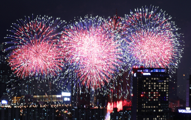 2019 서울세계불꽃축제가 열린 5일 오후 서울 남산에서 바라본 여의도 하늘을 화려한 불꽃이 수놓고 있다./연합뉴스