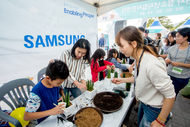 6일 ‘세상모든가족함께 바다 나들이’에 참가한 시민들이 삼성전자 청소년자립지원 소개 부스에서 화분만들기 체험을 하고 있다./사진제공=삼성전자