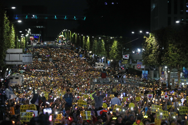 5일 서울 서초구 서초역 사거리에서 열린 ‘제8차 검찰개혁 촛불 문화제’에서 참석자들이 휴대폰 플래시를 비추는 퍼포먼스를 하고 있다. /연합뉴스