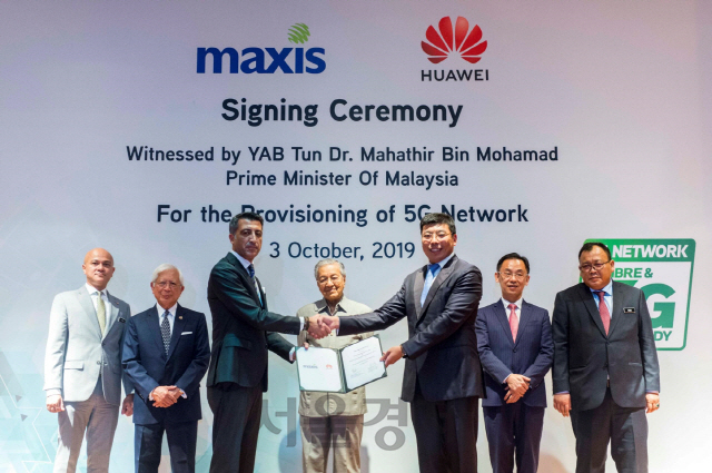 고칸 우트(왼쪽 세 번째) 맥시스 CEO와 마이클 위안(다섯번째) 화웨이 말레이시아 CEO가 지난 3일 말레이시아 푸트라자야의 프라임 리더십 재단에서 말레이시아 5G 네트워크 구축을 위한 협약을 맺고 악수를 나누고 있다./사진제공=화웨이