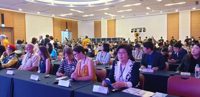임옥순(오른쪽) 나르지오워킹화 회장이 2019 아시아 트레일즈 컨퍼런스 개막식 행사에 참석하고 있다./사진제공=나르지오워킹화