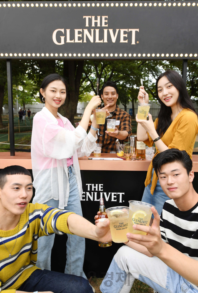 싱글몰트 브랜드 ‘더 글렌리벳(THE GLENLIVET)’은 지난 주말 서울 올림픽 공원 내 88잔디마당에서 열린 뮤직 페스티벌 ‘슬로우 라이프, 슬로우 라이브 2019(이하 슬라슬라)’에 참여해 색다른 브랜드 경험을 제공했다고 7일 말했다. ‘더 글렌리벳’은 현장에서 ‘더 글렌리벳 체험 공간’을 마련하고 기존의 페스티벌에서 쉽게 만나볼 수 없었던 싱글몰트를 제대로 경험할 수 있는 기회를 제공했다.  또한 ‘더 글렌리벳’ 구매자를 대상으로 한 테이스팅 세션, 다양한 음용법으로 즐길 수 있는 칵테일 클래스 등 풍성한 프로그램을 선보여 관람객들의 큰 호응을 얻었다./권욱기자ukkwon@sedaily.com