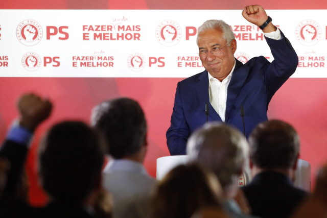 6일(현지시간) 총선에서 승리한 포르투갈 집권 사회당의 안토니우 코스타 총리가 주먹을 불끈 쥔 채 기뻐하고 있다. /리스본=AP연합뉴스
